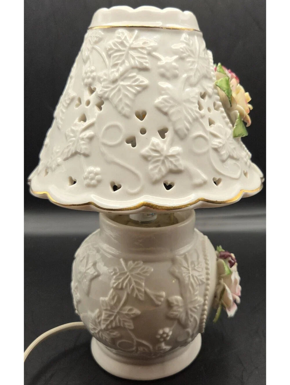 Porcelain Floral Accent Lamp White Applied Roses/Hearts Lattice Shade Night VTG